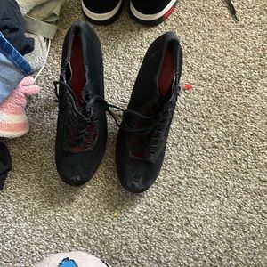 I'm selling them bcuz I don't fit them there really great for going out